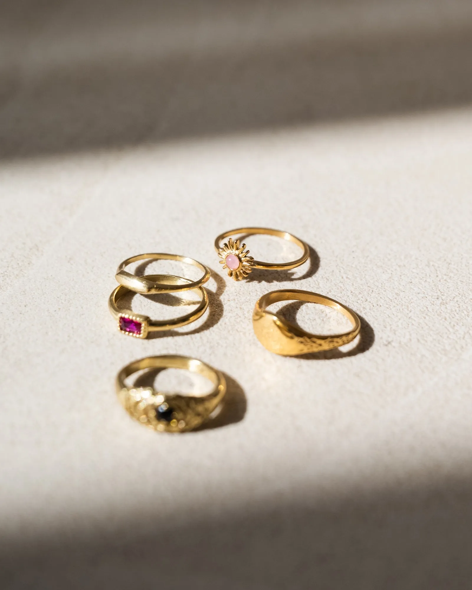 Ring Tiny Signet Gold